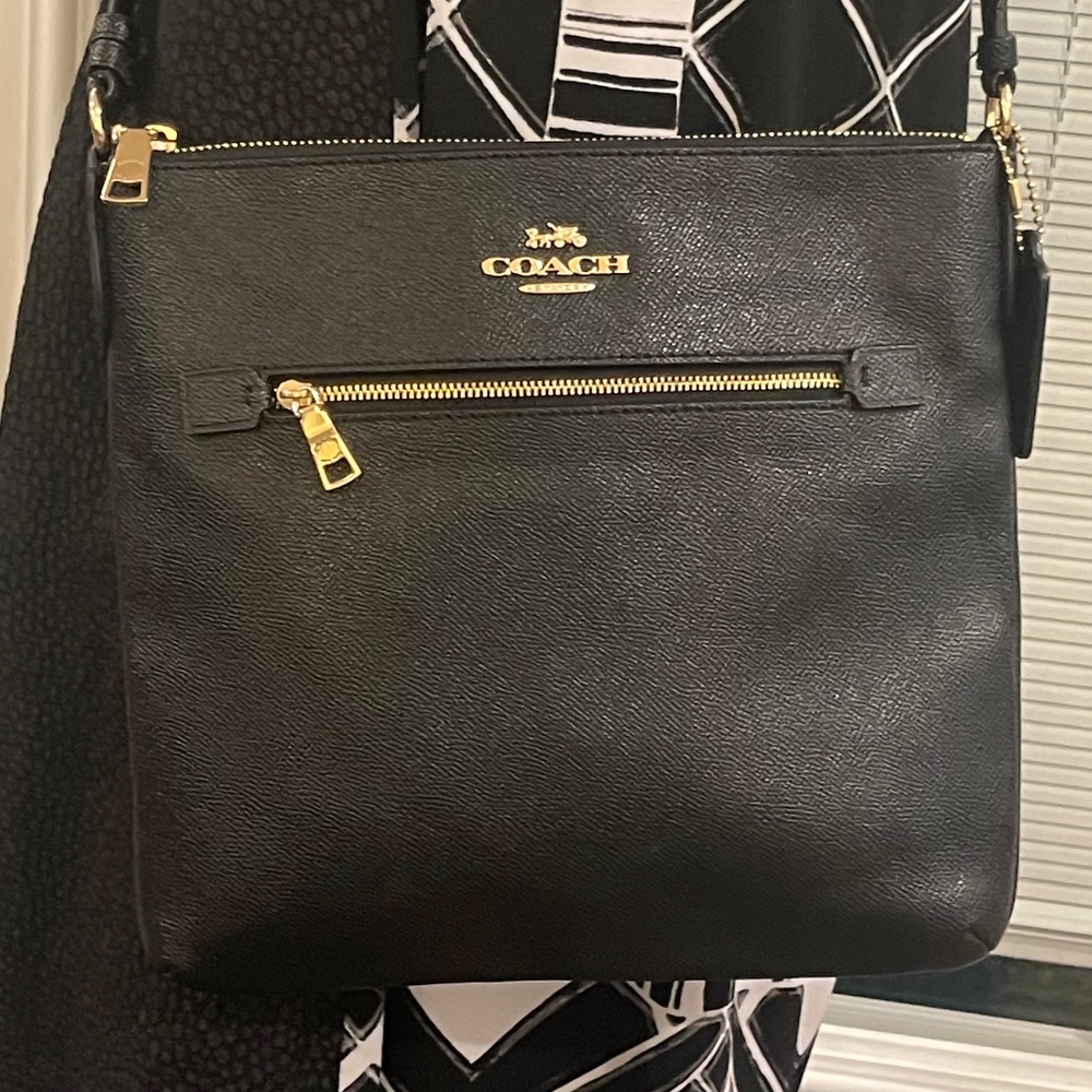 Coach Rowan File Messenger – Black Pebbled Leather, Gold Hardware